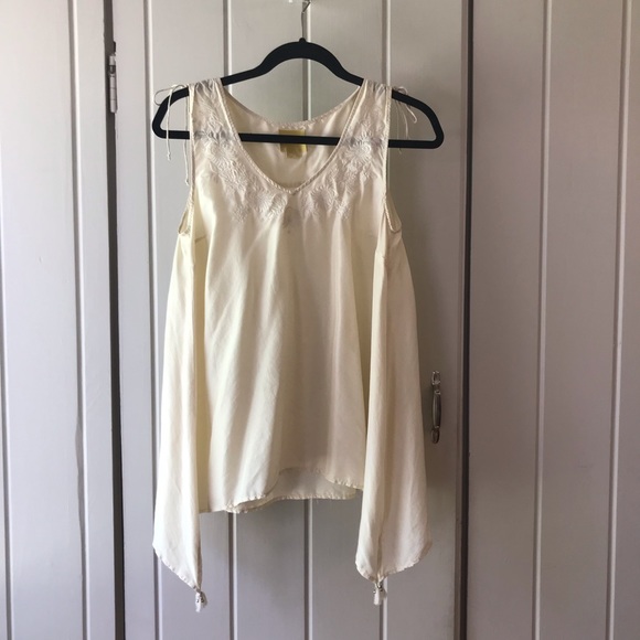 Silk Embroidered blouse 📿 - Picture 2 of 5